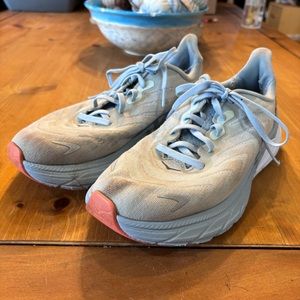 HOKA womens Arahi 6 running shoes blue 9B